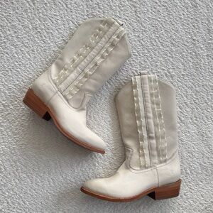 FRYE Billy Ruffle Boots in Almond 7.5